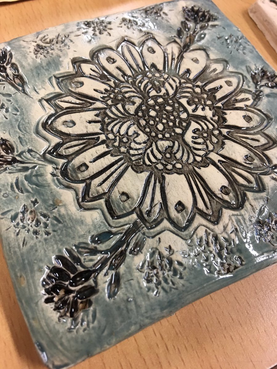 KarenwMead's tweet photo. Get creative with handbuilt ceramics @MountbattenSch Book now for ceramics starting Tues 23rd April! #handbuilding #ceramics #art #AdultLearning https://t.co/0lY4BRuQbK