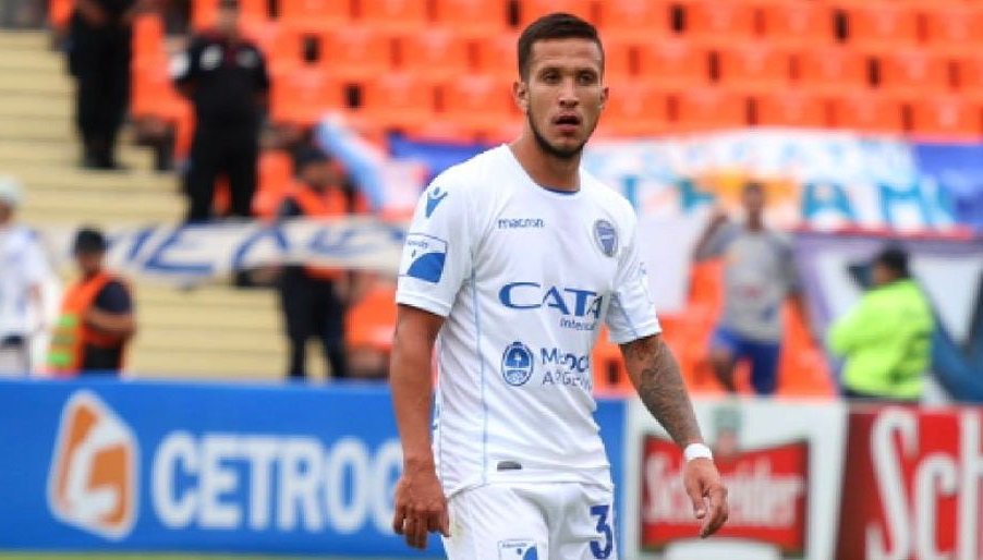 Juan Andrada (24) del Godoy Cruz / ARG, si adatta a tutte le fasi della partita. Gioca sia come come mediano solitario davanti alla difesa sia nel centrocampo a 2 o a 3, prediligendo sempre la parte centrale del campo, suo vero territorio di attuazione