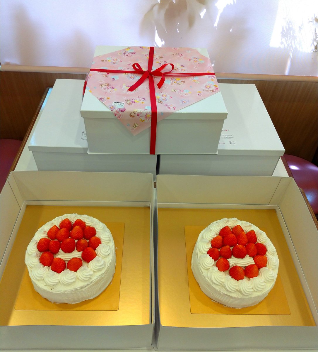不二家和歌山橋本店 على تويتر こんにちは 今日はご注文頂いたので 不二家で一番大きいホールケーキ デラックスショートケーキを五台作りました 地元農家さんの穫れたて苺を使用しているので 見た目もきれいです