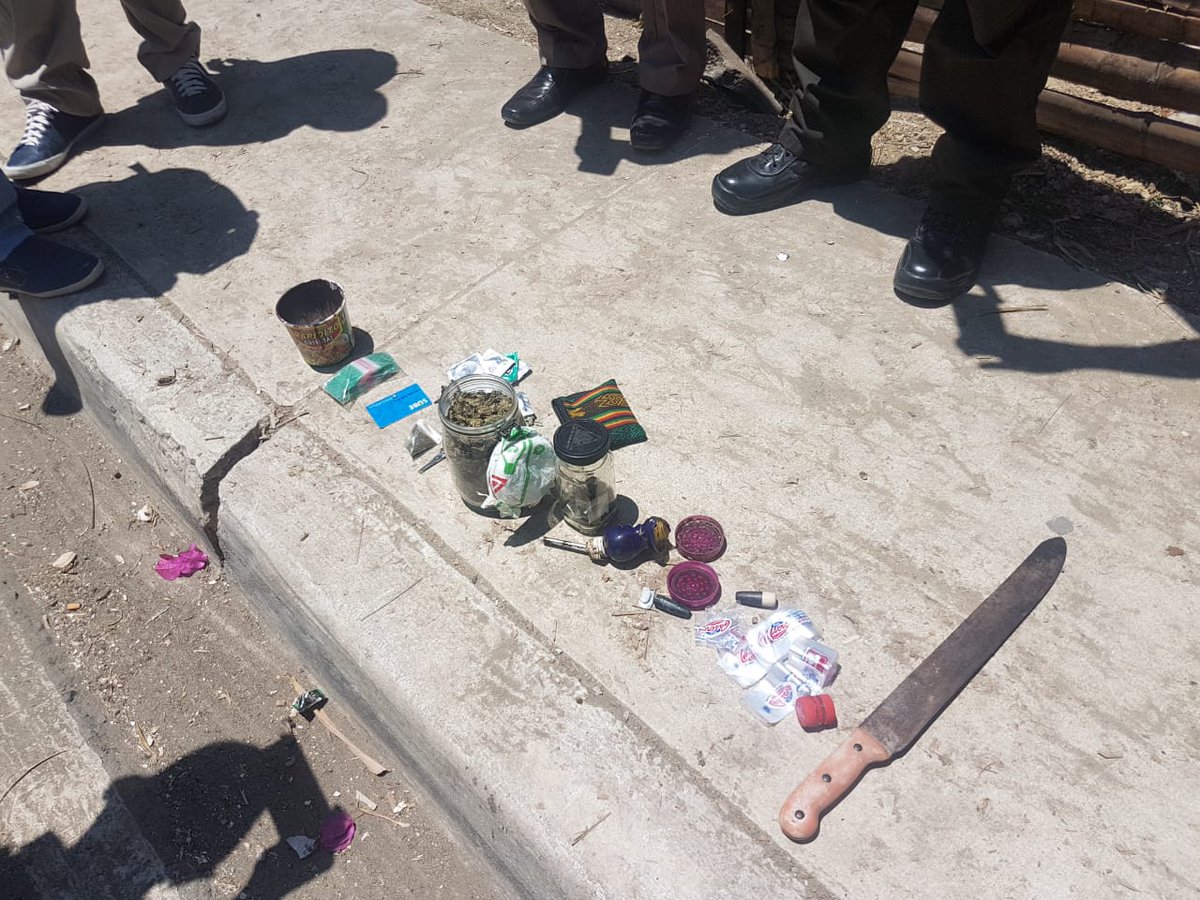 gobersantaelena's tweet photo. 🚨La @PoliciaEcuador decomisó sustancias sujetas a fiscalización y arma blanca mediante #OperativoDeControl en sector #ElTigrillo.
Gobernador @davidsabando16 junto a @TurismoEc registraron 6 citaciones por diferentes causas y el cierre de 3 campings por no contar con permisos. https://t.co/TpTuKEX8sN