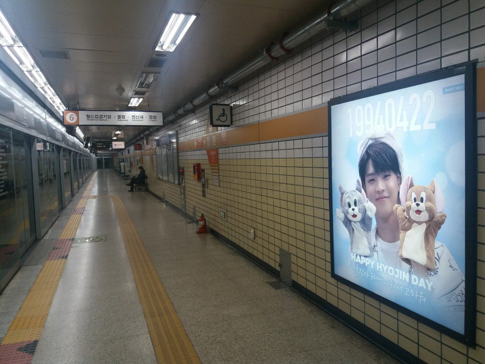 o25152772's tweet photo. ✨Thinkad应援上线✨
在首尔地铁望远站进行的金晓珍生日应援小灯箱！😊
地点：望远站6号线月台
时间：4.11~5.10
#金晓珍 #HYOJIN #효진 #온앤오프 #ONF 
#应援广告 #韩国广告  #广告代理 #thinkad https://t.co/pOnXHIhnwh