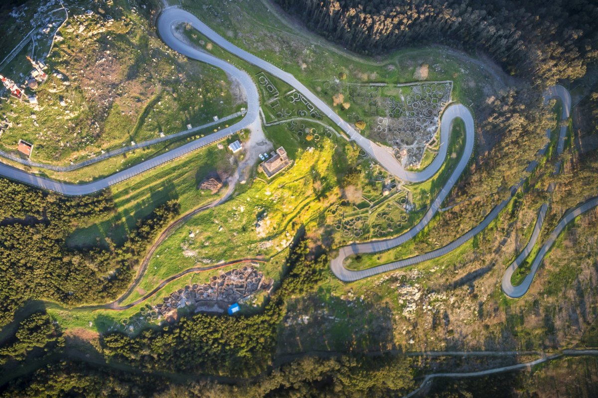 La cima del monte de Santa Trega es uno de los enclaves más espectaculares de #PontevedraProvincia, con vistas hacia #AGuarda y la frontera con Portugal. Pero pocas instantáneas hay verticales como esta que dejen al descubierto todos sus restos arqueológicos.
#FelizViernes