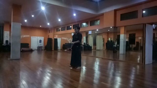 SamuraiAcademy's tweet photo. The art of sword drawing
.
Ditampilkan step by step mulai dari nukiuchi do giri, kesa giri dan diakhiri dengan tsuki.
.
Mau latihan bareng?
Silahkan ke Cakra Sport
Jalan Kaliurang
Setiap Rabu jam 18.00
.
GRATIS 1X latihan
alat disediakan
.
.
#kenjutsu #battoujutsu #senipedan… https://t.co/QxJKG0DCLz