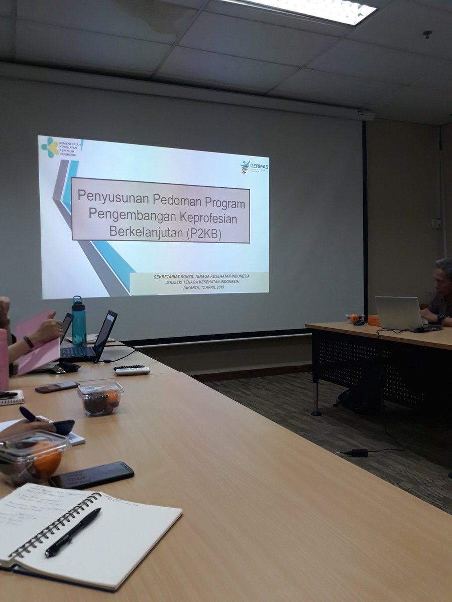 fisio_1968's tweet photo. Rapat penyusunan pedoman Program Pengembangan Keprofesian Berkelanjutan (P2KB) sedang berlangsung. IFI mewakili fisioterapi Indonesia. @KemenkesRI #P2KB #CPD online #Nakes #TenagaKesehatan https://t.co/ub98xIyyqt