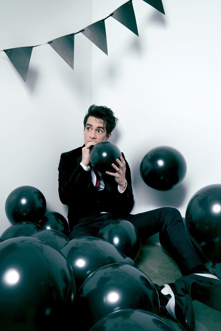 HAPPY BIRTHDAY TO OUR CHAOTIC ARIES, BRENDON URIE!! 