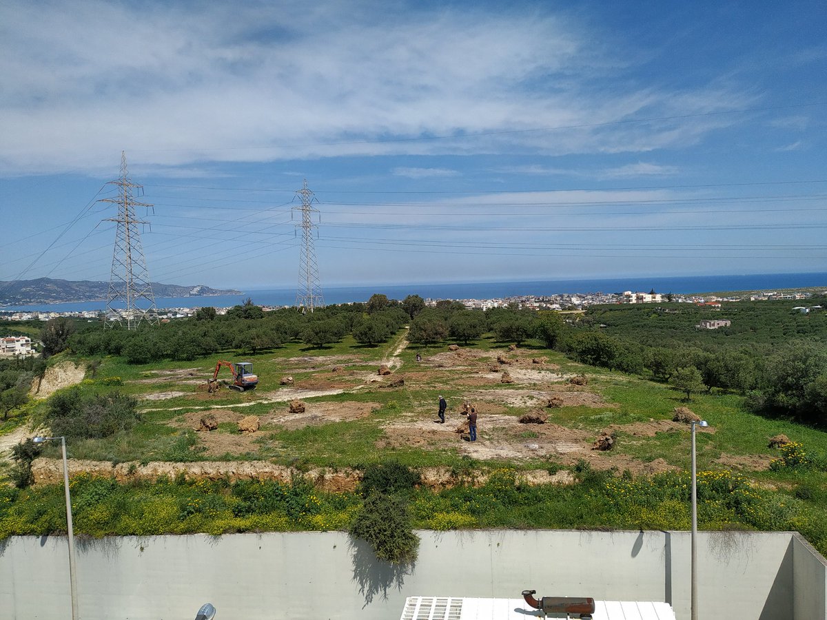 enedi_eu's tweet photo. Είναι μια λαμπερή ανοιξιάτικη μέρα και οι χωματουργικές εργασίες στο οικόπεδο του @UOC_gr που θα φιλοξενήσει το Φ/Β πάρκο είναι σε πλήρη εξέλιξη. #PhotovoltaicPark #Workinprogress #happeningnow #ΕΝΕΔΗ #uoc_gr https://t.co/8JFLcbGm3Q