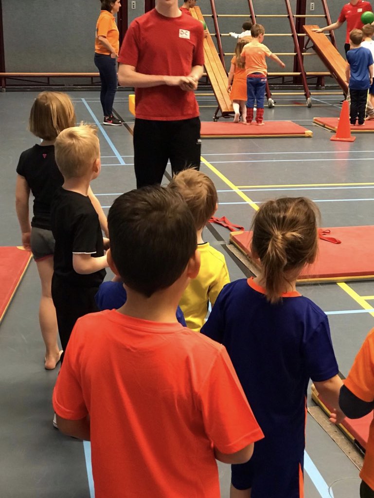 IKCSterrenschip's tweet photo. De groepen 1-2 hebben deze ochtend lekker gesport. Samen met de studenten #sportenbewegen van het @DrentheCollege waren ze lekker actief bezig. Natuurlijk ging elke leerling met een diploma naar huis #succeservaringen #lerendoejesamen https://t.co/XMHNZpLuvv