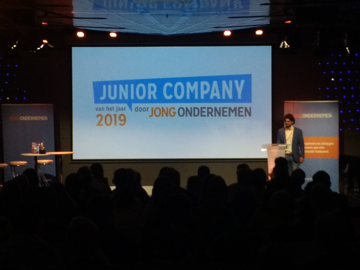 GeertJanWassink's tweet photo. @willemoverbosch tijdens #JC2019 , haalt fantastische herinnering aan: Student Company @KnifeCleaner in 2014 mee op de  handelsmissie met het koningspaar naar Polen #lifechanging #rijnijssel #jongondernemen https://t.co/OUIz0UfmSB