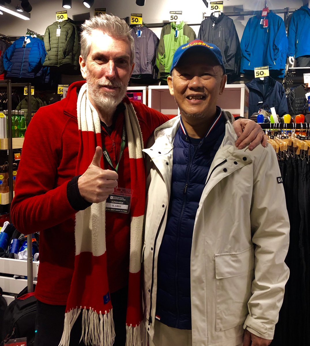 ilariobond's tweet photo. Mi succede spesso da quando sono a #Londra, di parlare con le persone dell’#Arsenal e.....loro mi chiedono di fare una foto assieme a loro, con la mia sciarpa di Red Member che porto sempre con me dal 2013, l’anno in cui mandai a quel paese il calcio italiano. https://t.co/MozFCfJoE8