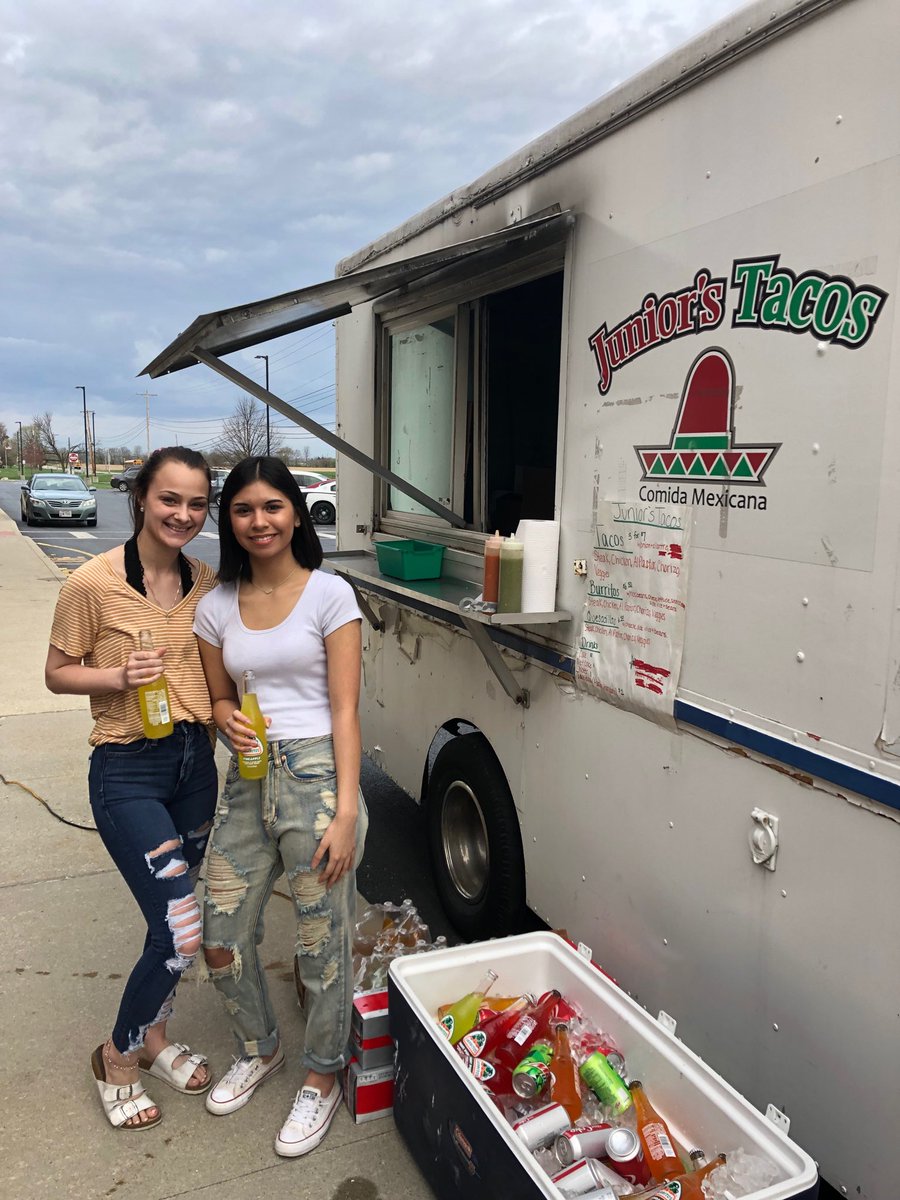 SraMorganHTHS's tweet photo. ⁦@jadehaleyy⁩ &amp; Verónica pidiendo tacos y burritos en español ⁦@Juniors_Tacos⁩ https://t.co/UhEG15E4n7