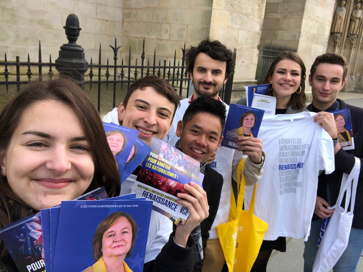 lesjem33's tweet photo. La mobilisation continue ! 💪🏻
Hier, les #JAM33 étaient présents sur le terrain pour aller à la rencontre des citoyens et ainsi défendre notre projet européen ! 🇪🇺 @Renaissance_UE https://t.co/hX2FFpD6tI