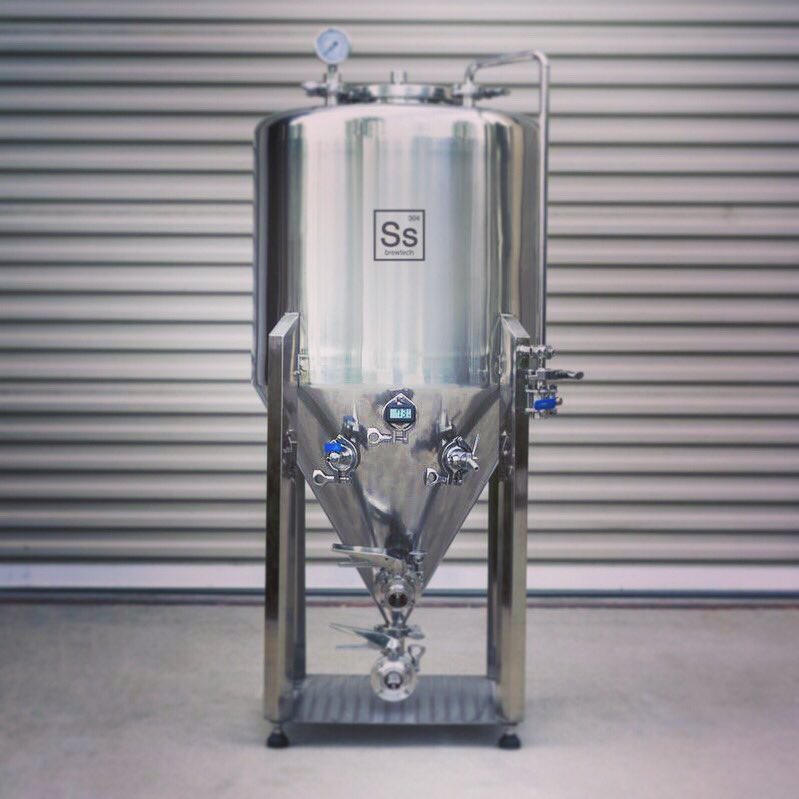 twisted_kettle's tweet image. Well that’s tripled our FV volume, never mind the carbonation possibilities! So shiny @ssbrewtech  Time to get her installed. #unitank #1bblbrewhouse #arrivingtmrw