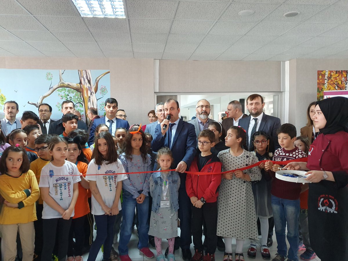 BuyukcekmeceMem's tweet photo. Büyükçekmece 2. Kodlama Şenliği Açıldı. İlçe Milli Eğitim Müdürümüz Sayın Hasan Uygun, öğrencilerle şenliğin açılışını gerçekleştirdi.
@hasan_uygun91 
@memleventyazici 
@izekier53 
@OzilLevent 
@ahmetozdemirmem 
@mustafauslu64 
@ilkerhocaturkce 
@istanbulsteamf1 https://t.co/Q2ssEo7TAf