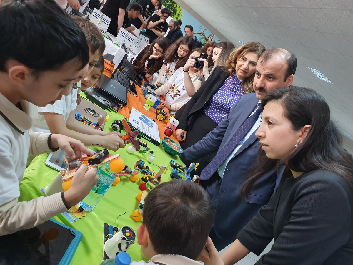 BuyukcekmeceMem's tweet photo. Büyükçekmece 2. Kodlama Şenliği Açıldı. İlçe Milli Eğitim Müdürümüz Sayın Hasan Uygun, öğrencilerle şenliğin açılışını gerçekleştirdi.
@hasan_uygun91 
@memleventyazici 
@izekier53 
@OzilLevent 
@ahmetozdemirmem 
@mustafauslu64 
@ilkerhocaturkce 
@istanbulsteamf1 https://t.co/Q2ssEo7TAf