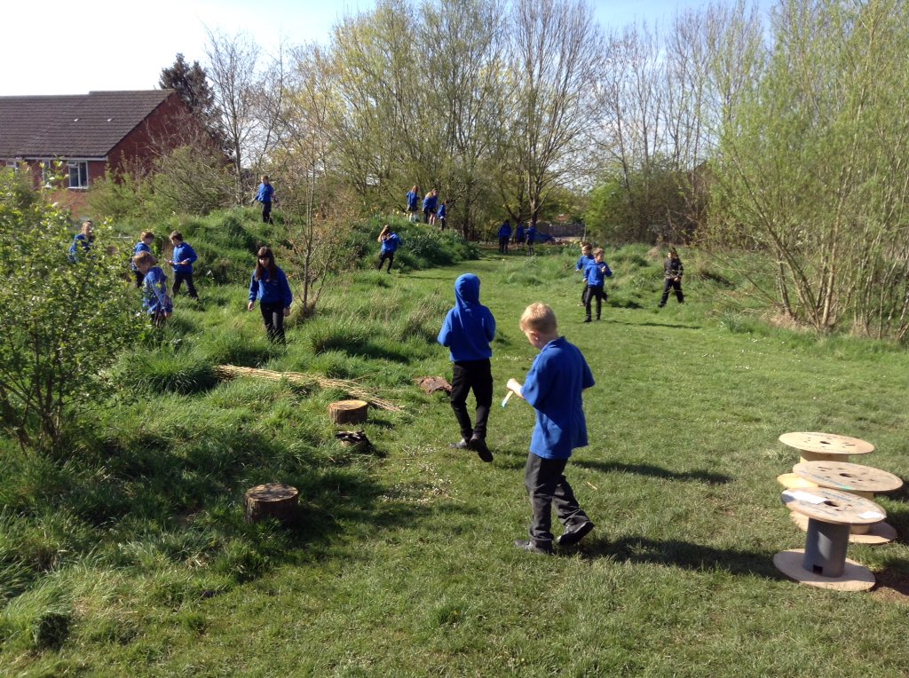 4EW_LPS's tweet photo. Year 4 have had fun hunting for invertebrates and finding the Easter bunny had left some treats out too. #LPSscience @4JB_LPS @4EW_LPS https://t.co/DgFBEK9mjD