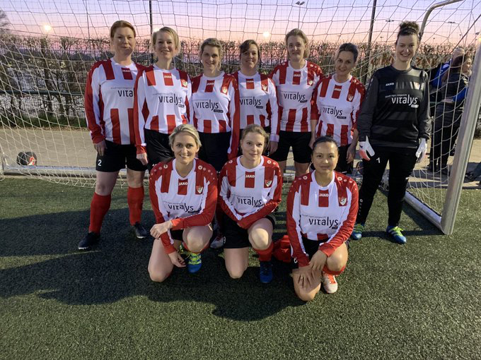 ArnhemseBoys's tweet photo. Vanavond spelen #ArnhemseBoys #VR30+1 en VR30+2 in de #Voorjaarscompetitie op Sportpark De #Pinkenberg #Velp. VR30+1 is te gast bij @vvovelp. Zij maken vanavond hun #Debuut VR30+2 speelt bij @DVOV_NL #DamesVoetbal #Voetbal #Leeuwinnen #Soccer #Lionesses (Foto's zijn van VR30+2) https://t.co/iOIXsG5P9c