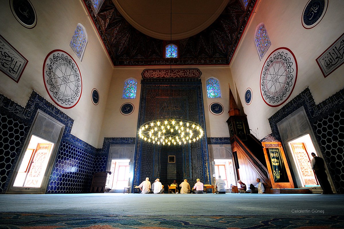celalettingunes's tweet photo. Yeşil Cami'de bir öğle sonrası,
insanlar birer gölge, 
varla yok arası.
#bursa #yesilcami https://t.co/YMpK9vijXV