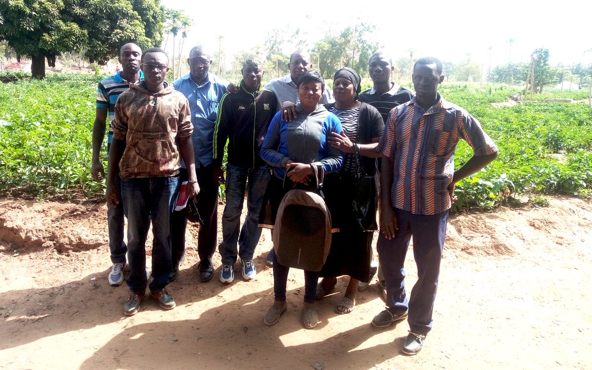 colead_link's tweet photo. En prévision de la campagne mangue au 🇧🇫 nous avons organisé 3 formations pour les responsables de stations de conditionnement et de vergers. Ces formations portaient sur les critères de qualité commerciale de la mangue d’exportation et les bonnes pratiques à adopter @PressACP https://t.co/ksNgcV3V8j