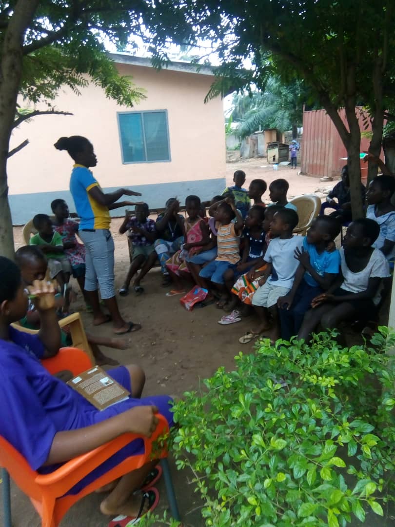 chapters_pages's tweet photo. Last weekend was for the "Under 9" kids only. 

We had some few older kids who came in uninvited though 😀. 

Focus was on Perfecting Pronunciations and Spellings through songs and actions. 

Thanks to @RAngmorkwor and the team. https://t.co/5Kfiv2lmdy