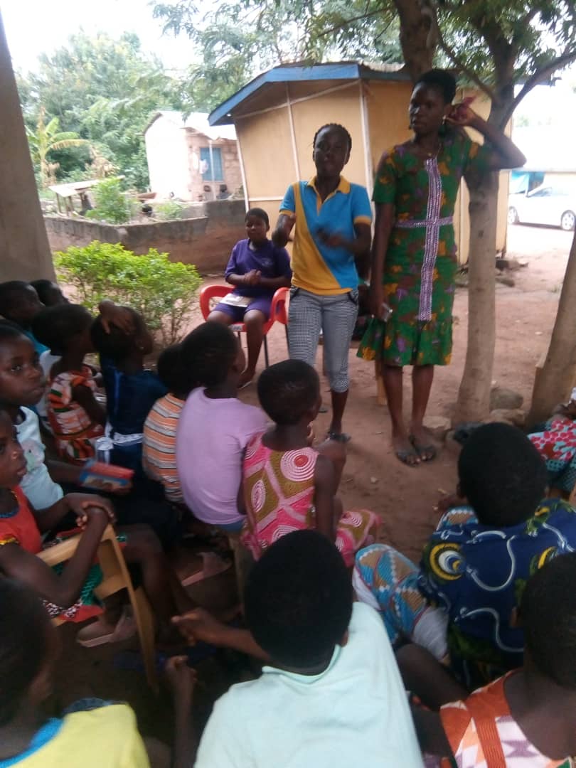 chapters_pages's tweet photo. Last weekend was for the "Under 9" kids only. 

We had some few older kids who came in uninvited though 😀. 

Focus was on Perfecting Pronunciations and Spellings through songs and actions. 

Thanks to @RAngmorkwor and the team. https://t.co/5Kfiv2lmdy