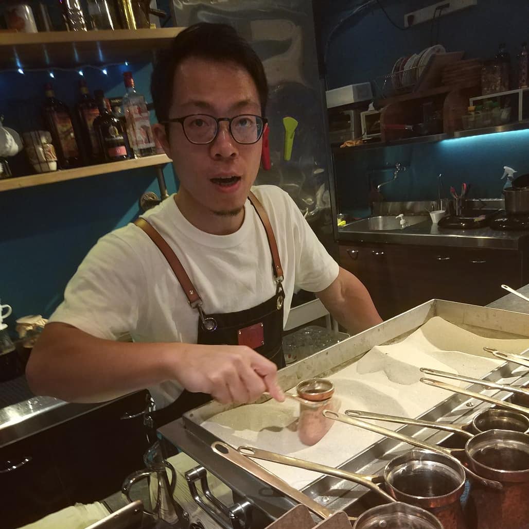 caffein's tweet photo. 今天下午請假半天去買了給自己的禮物，順便喝了三杯咖啡，SOY的cezve真的是一個超級漂亮的工藝品，深得我心啊😍😍😍 #myfavorite #soycezve #ibrik #turkishcoffee #specialtyturkishcoffee #saturnlanding #coffeeshop #taipei https://t.co/WhaeuLzUW1