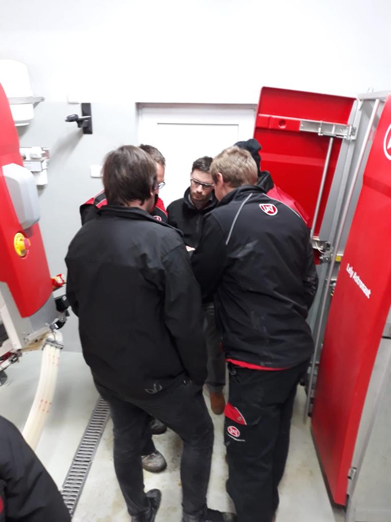 AgropartnerSob's tweet photo. Dnes proběhl kontrolní den servisních techniků na rodinné farmě Kopeckých, aneb se vůbec ještě něco zlepšit? :) https://t.co/0iyLufMCNn