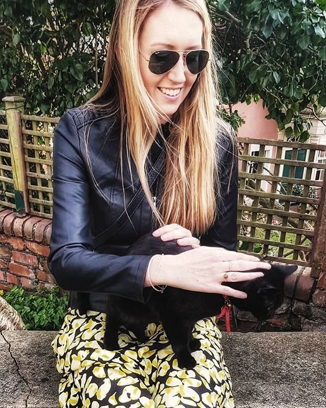 Last week one of the best things happened: a stranger's cat sat on my lap unprompted 🙀😻 It was a beautiful moment that made us late for dinner reservations #worthit #cats #crazycatlady #dinner #late #bristol #bristolcats #sun #sunshine #spring #weekend bit.ly/2IgE16o