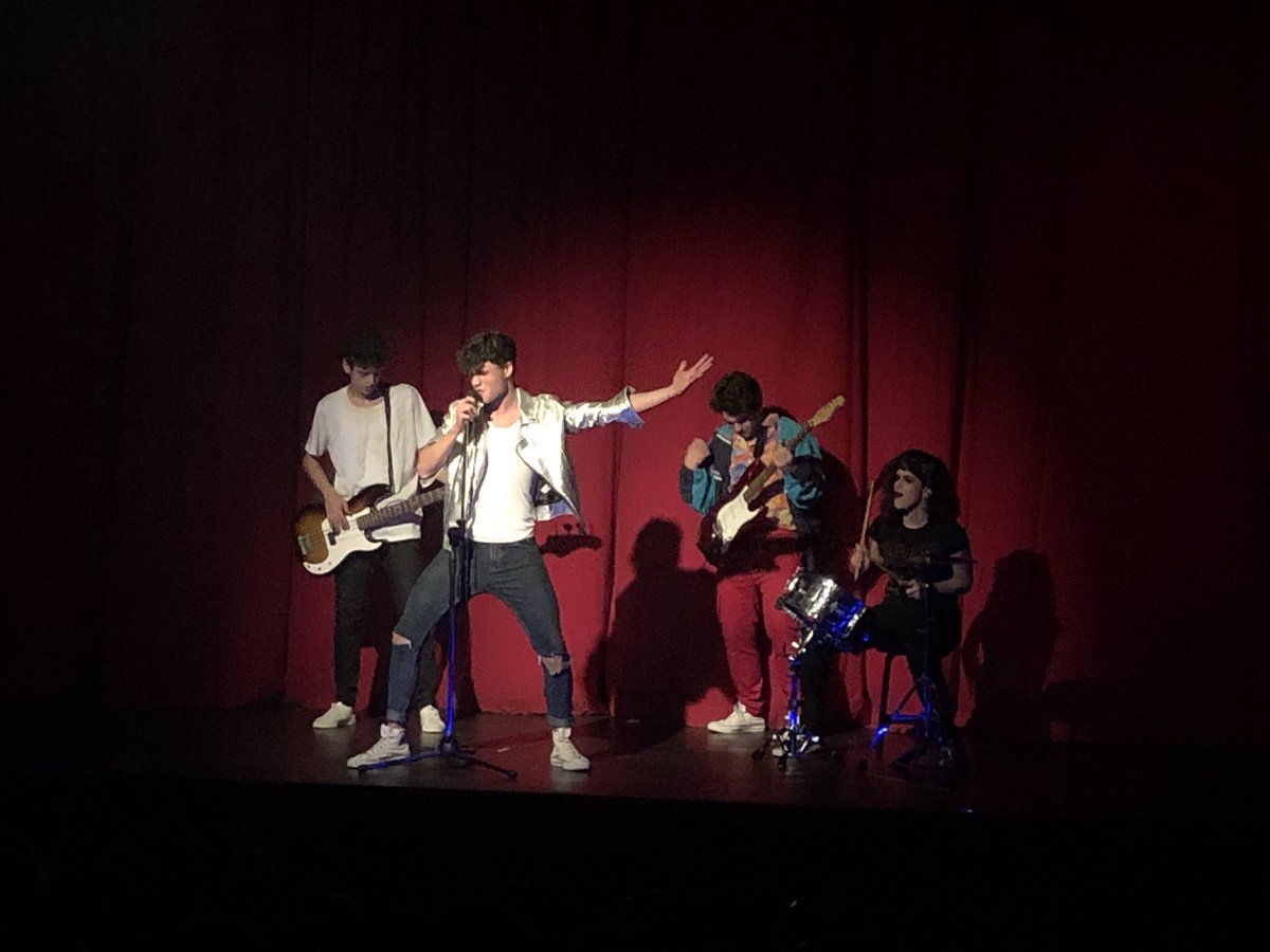 nazaretoporto's tweet photo. “...aire...soñé x un momento que era aire...” ...hoy todos nos hemos levantado siendo fans del grupo prota en #HoyNoMePuedoLevantar #musical4ESO https://t.co/3dcob3c9li