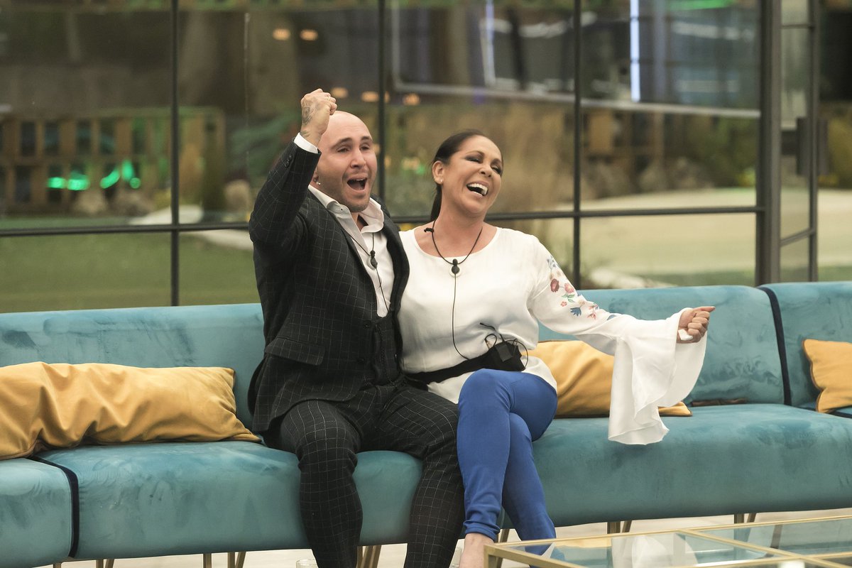 ghoficial's tweet photo. ¡¡Buenos días de WOW!! Ayer 3.882.000 espectadores, un 33.9% de cuota, visteis cómo María Jesús era proclamada ganadora de #GHDÚOFinal2 💃🏆💼!! Fuimos líderes absolutos y lo más visto del día!!! 🥇🥇🥇 Esto sí que es una despedida por todo lo alto!!!! #GHRACIAS ❤ https://t.co/VOqYCe2nnQ