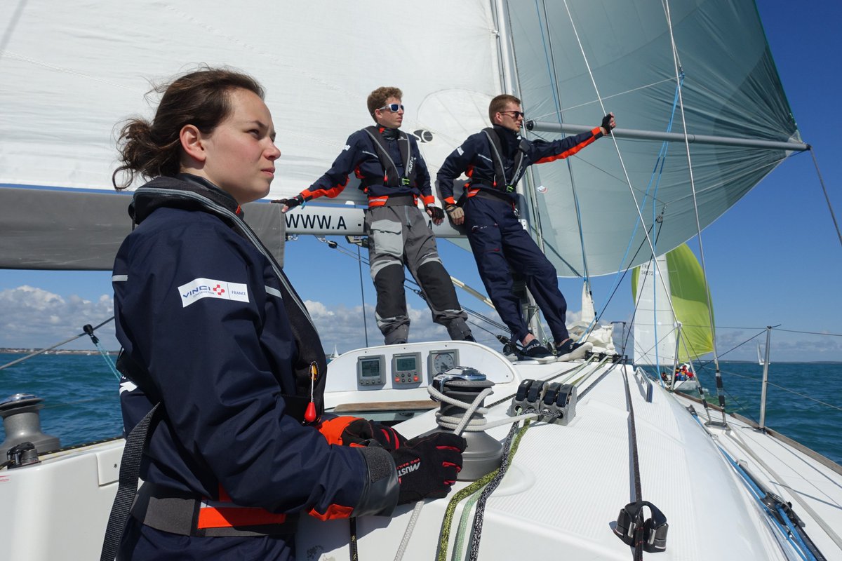 VINCIConstrucFR's tweet photo. #CourseCroisiereEDHEC: l’équipage de l'association #Voile de l’@esitcparis, que nous soutenons, arrivera demain aux #SablesDolonne après une semaine de #navigation. Bon vent à tous pour cette dernière ligne droite !⛵️⚓️ https://t.co/7diQXHp25Q