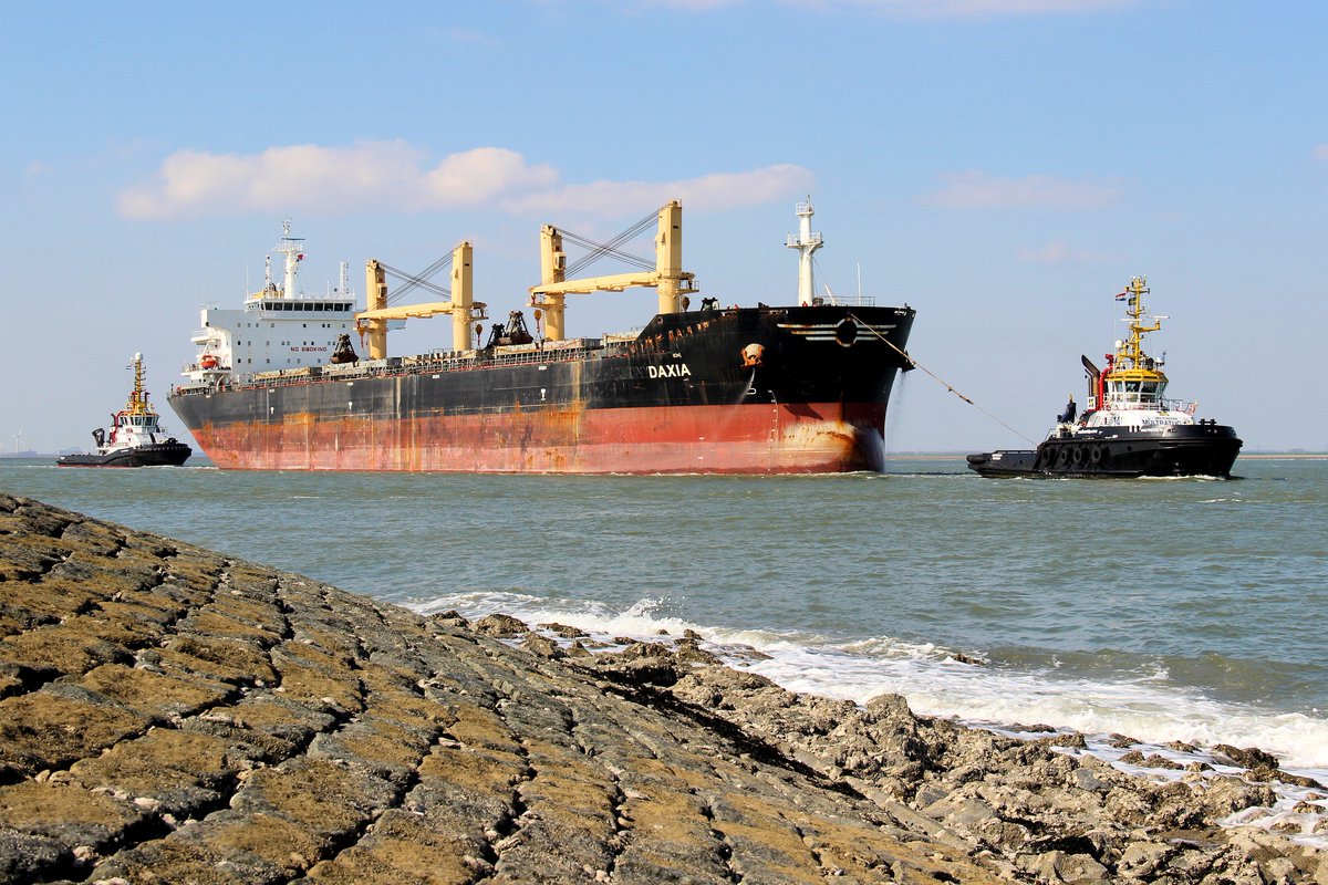 Multraship's tweet photo. For this week's favourite photo Friday we wanted to share these photos that were taken in Terneuzen yesterday by Ricardo van Liere. MULTRATUG 17 and MULTRATUG 14 assisting the DAXIA.
#favouritephotofriday #Inthepicture #RicardovanLierop #MULTRATUG #Multrashiptowageandsalvage https://t.co/U8Kvreogtc