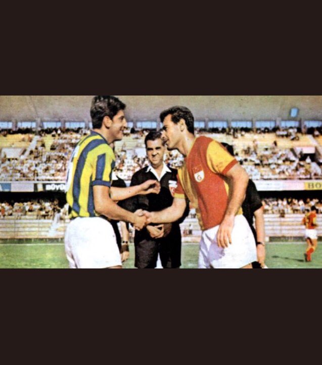 Fenerbahçe’de hem futbol takımında, hem basketbol takımında oynadı.

Türk spor tarihinde hem futbolda hem de basketbolda A Milli Takım formasını giymiş tek sporcu oldu.

Aynı gün içinde Beşiktaş'a 2 gol atıp, Galatasaray'a basketbolda 32 sayı attı.

O efsane sinyor, #CanBartu