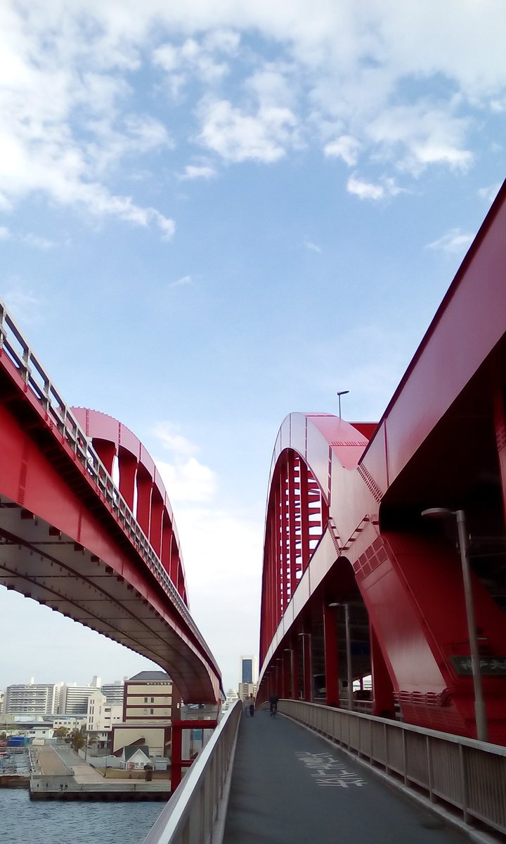 ltdexp6330's tweet photo. 今朝、神戸港に入港した“サンプリンセス”は、16:00に、世界一周クルーズに出航しました!神戸大橋上空は晴れています♪
#イマソラ #いまそら #神戸港 #ポートターミナル #サンプリンセス #SUN_PRINCESS #世界一周 https://t.co/NLIyxmrOB7