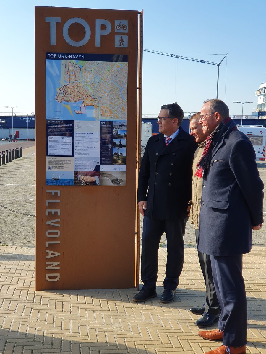 visitflevoland's tweet photo. Opening van het Toeristisch Overstap Punt (TOP) op #Urk door gedeputeerde @rijsberman van @FlevoNieuws, wethouder @brouwer_f van @Gemeente_Urk en #JanVerhoeff voorzitter @UrkPromotie. Een mooie plek om je auto te parkeren en lekker te gaan fietsen of wandelen. https://t.co/paT5P3l3MW