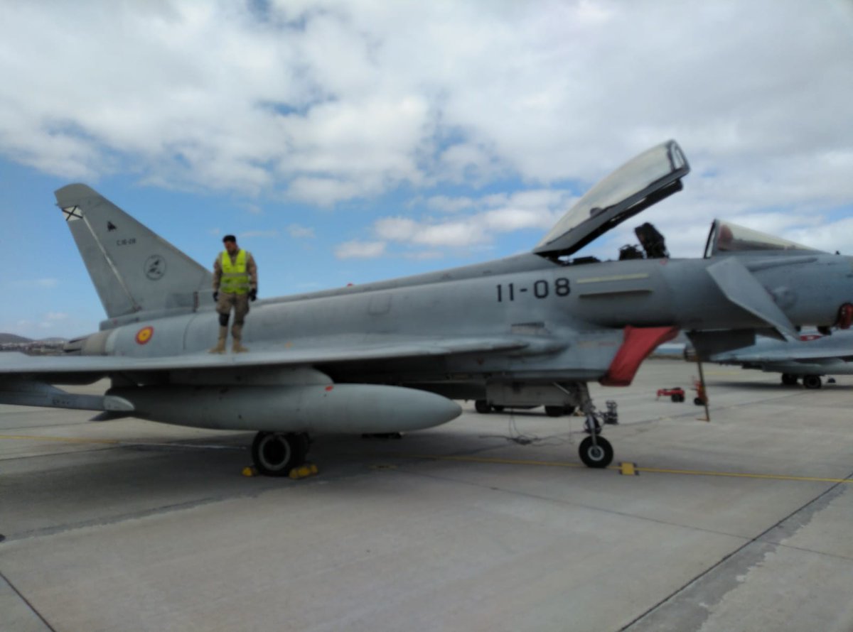 EjercitoAire's tweet photo. #FelizViernes Está semana  han desplegado #F18 de  #Ala12 #Ala15 y #Eurofighter #Ala11 en #BAGando para mejorar la entidad de las misiones y la calidad del entrenamiento del #Ala46 y de los controladores de interceptación del Grupo de Alerta y Control #GRUALERCON de #Canarias https://t.co/TTW2GRkofI