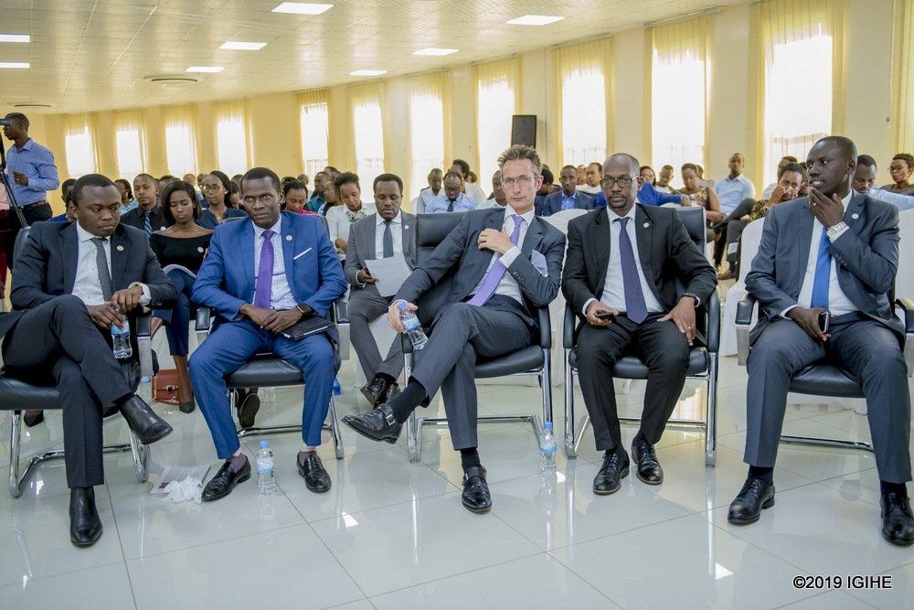 IGIHE's tweet photo. Abayobozi ba @Cogebanque1, bagaragaje ko amacakuburi, Jenoside n’ingengabitekerezo yayo bikwiye kurwanywa na buri munyarwanda kuko ingaruka zabyo zitarobanura kandi zishegesha n’ubukungu. IGIHE #RwOT →https://t.co/cPERne9vCy
#Kwibuka25 

✍ @evaristensenga https://t.co/jHnjr6iEeU