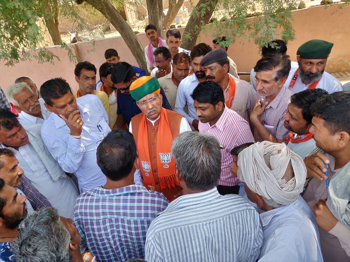 arjunrammeghwal's tweet image. 17 KYD खाजुवाला में ग्रामवासियों द्वारा भव्य स्वागत किया गया व आयोजित जनसम्पर्क कार्यक्रम में #PhirEkBaarModiSarkar मोदी सरकार बनाने का विजयसंकल्प लिया। 
#ModiForNewIndia