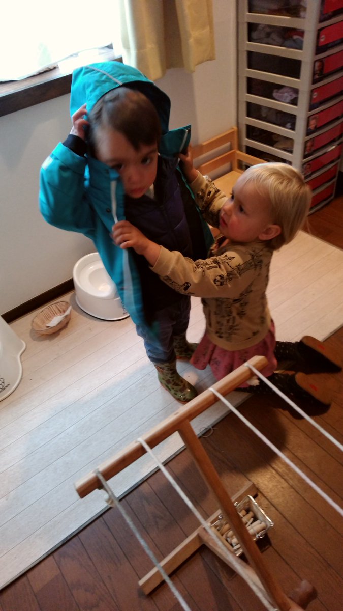 MSTokyoPine's tweet photo. “I will help you!” Offering a helping hand to her classmate.
#MSTlittlepeople
#MSTcompassion https://t.co/BuAk862MKf