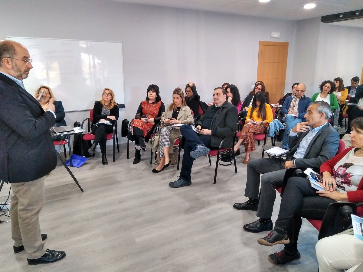 janaveros's tweet photo. Necesitamos mejores profesionales: más seguros, mejor preparados, más implicados ... @vdlrios en el #DesayunoIdeas hablando de #intraemprendimientosocial con @CreativeNomics @ArrabalAID @lanoria_mlg #todospodemoshacermas https://t.co/jx7dIKRt0w
