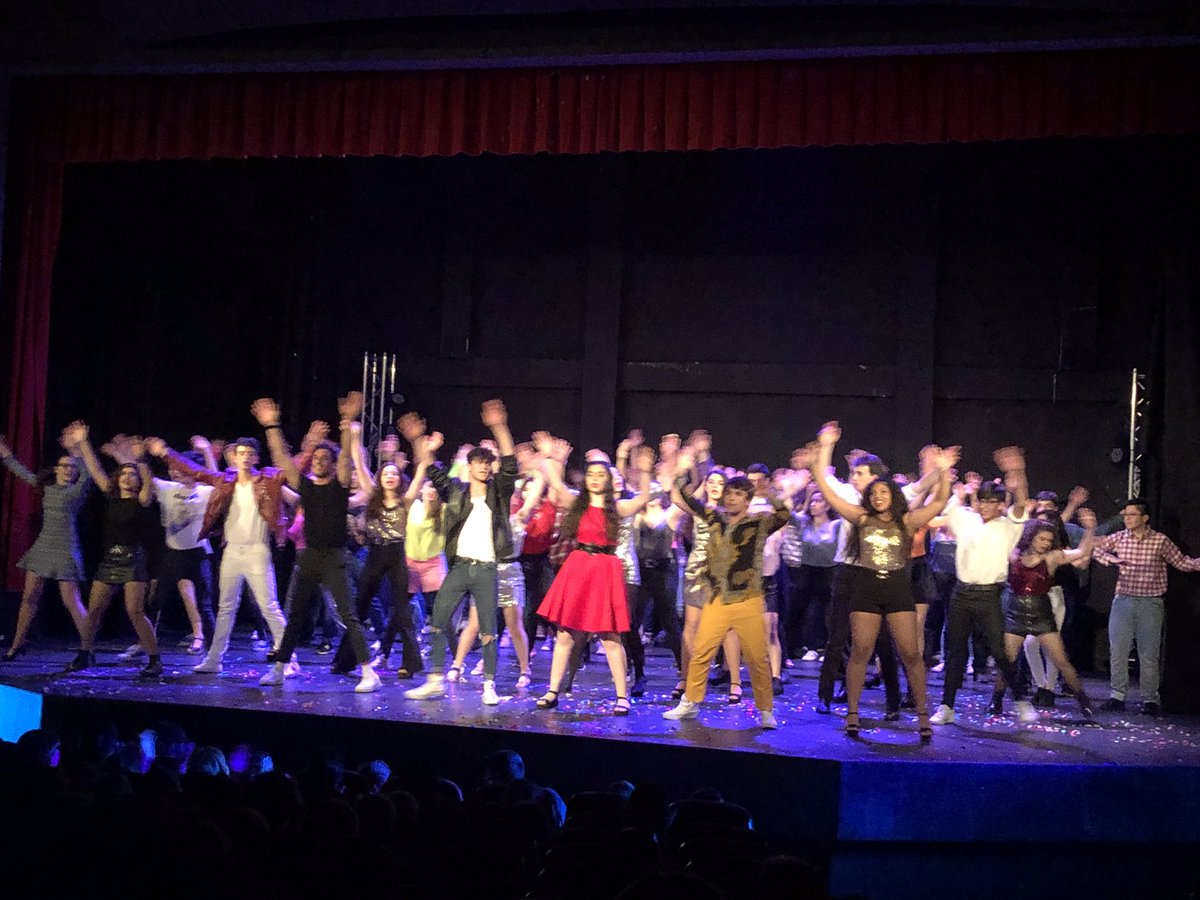 nazaretoporto's tweet photo. Mil gracias a ntro coreógrafo @oriol_anglada y a todo el equipazo del #musical4ESO #HoyNoMePuedoLevantar que, como grandes educadores y profesionales, hacen de la #OPORTunidad y la excelencia el escenario diario para ntros alumnos! #muyfans de ntra gente! https://t.co/7tVoOXoWVy