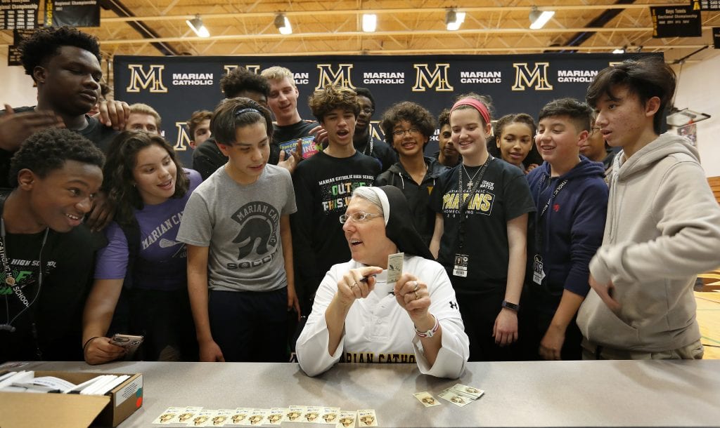 miesWdrodze's tweet image. Tak wygląda #OPPower 😎
Siostra Mary Jo Sobiek OP w akcji! Nic dziwnego, że doczekała się własnej karty 🥰

Tego jezuici nie mają 😌
#miesięcznikWdrodze #dominikanki #dominikanie #sport #baseball