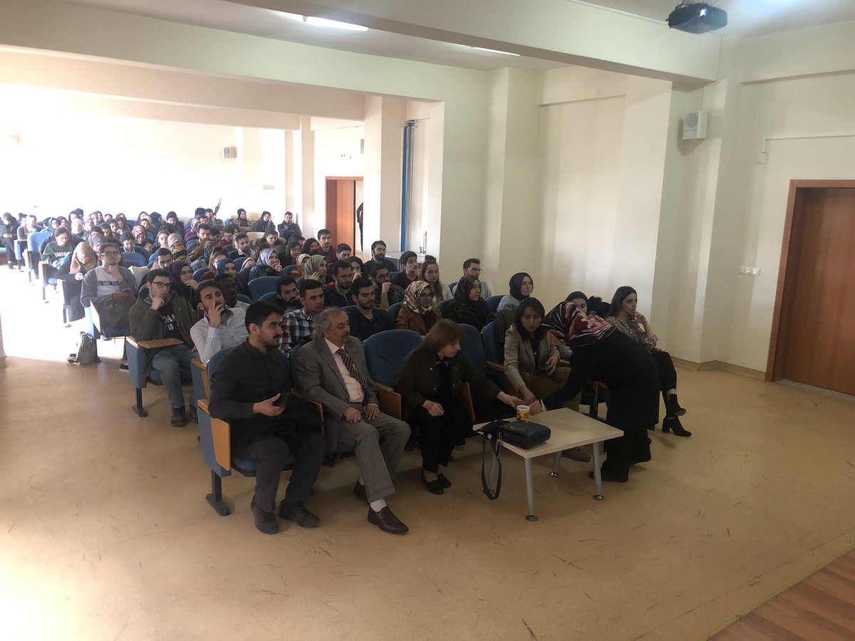 Prof.Dr. Ömer Özden hoca “Türk-İslam Bilim Tarihinin Günümüzde Tanınmasında Fuat Sezgin’in Katkıları” başlıklı konuşmasını dinliyoruz.