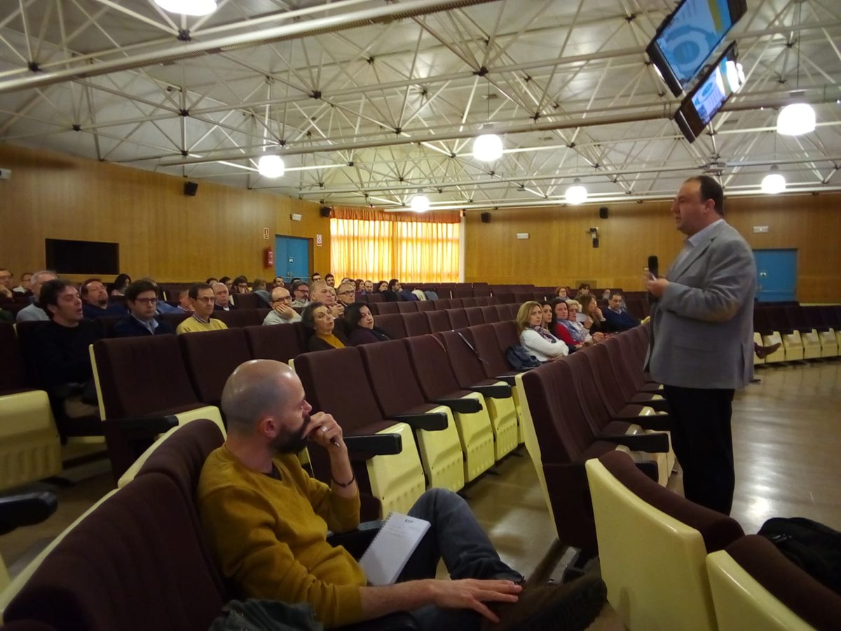 AulaMagna's tweet photo. #EnDirecto Más de un centenar de personas acuden a la convocatoria de @CasimiroMantell destinada al PAS en el campus de Cádiz. El candidato a #RectorUCA se compromete a prorrogar la bolsa de interinos decanos de 2022.
#HacemosUCA #EleccionesUCA https://t.co/d6mw4HWStU