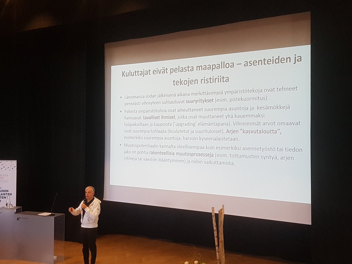 ackermanemil's tweet photo. Mika Pantzar ja Vihreän kuluttajan myytti. Loistava ja ajankohtainen esitys! #PIprof #PI105 https://t.co/MF0EpsZiBO