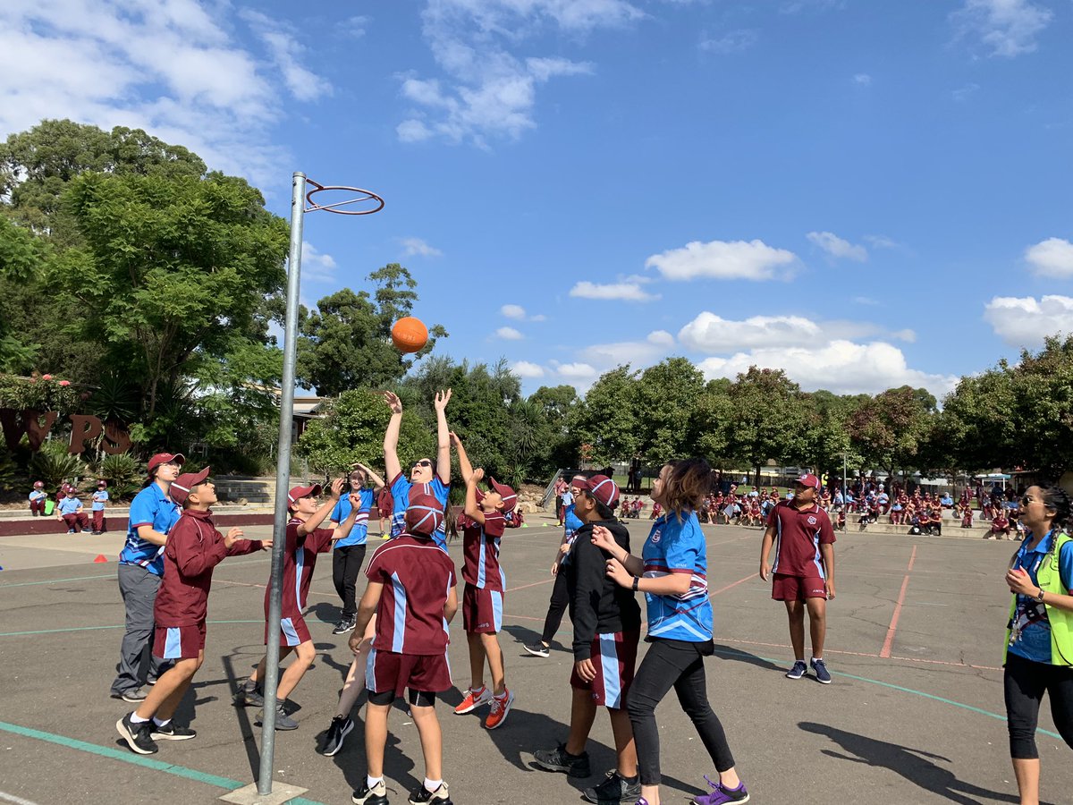 Great way to celebrate the term with a Student vs Teacher Basketball Game, lots of cheering for both sides! Goooo Teachers 👏