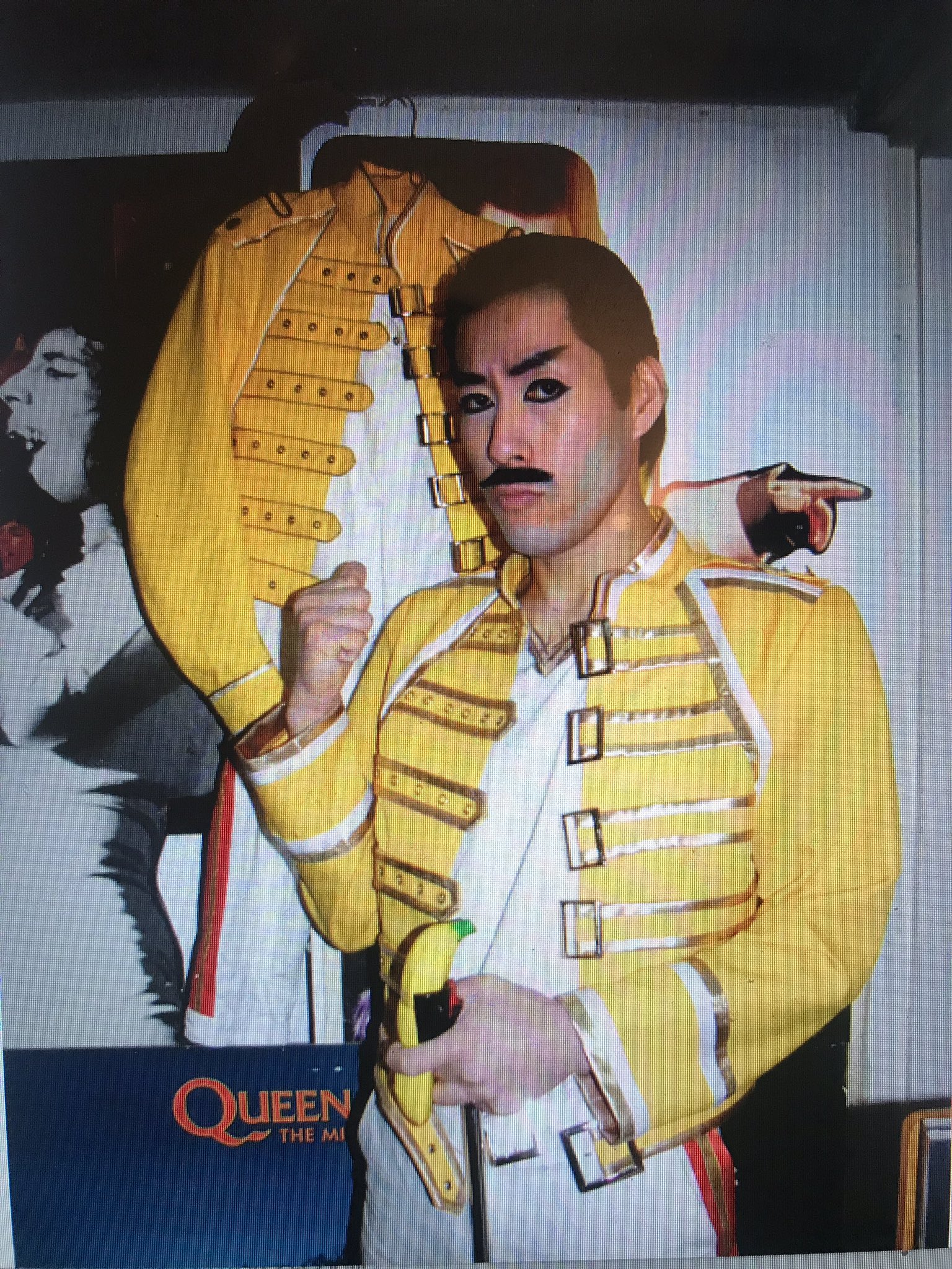 フレディーマーキュリー 　ボヘミアンラプソディー イエロージャケット クイーン QUEEN50周年展、フレディ・マーキュリーが最後のツアーで身に