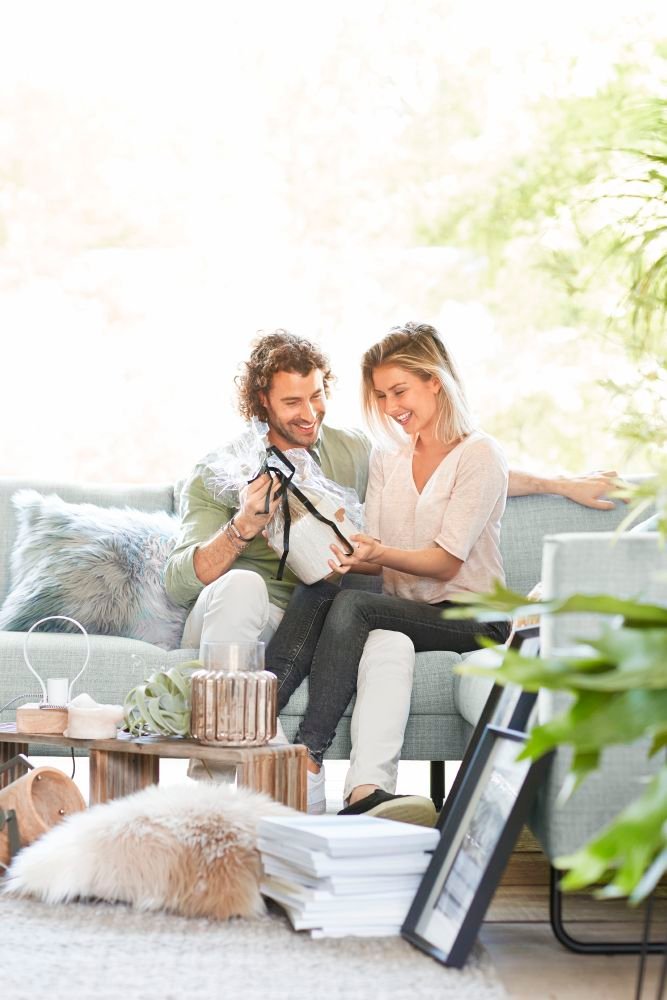 De woonaccessoire maakt de finishing touch aan jouw interieur. Sierkussens, manden, schalen, dienbladen, lampen, schilderijen, bijzettafeltjes, kaarsen, vloerkleden en decoraties. in-house.nl