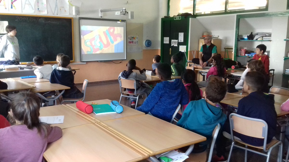 Esta semana hemos estado con los niños y niñas de 3º y 4º de primaria en  la Ikastola Aranbizkarra. Les hemos sensibilizado sobre el cáncer  infanitl y hemos contestado a todas sus dudas 😃