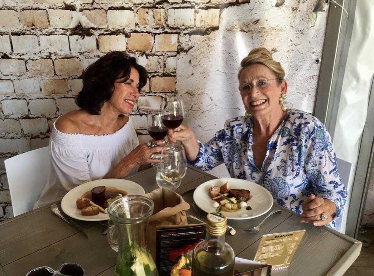 Wilt u net als deze gezellige dames komen lunchen of dineren? Dat kan! Nog 32 dagen en dan is het al zover... Wie heeft er al een reservering gemaakt? 😃 Like als u ook kan genieten van asperges! Tot dan!! aspergesopdevelden.nl