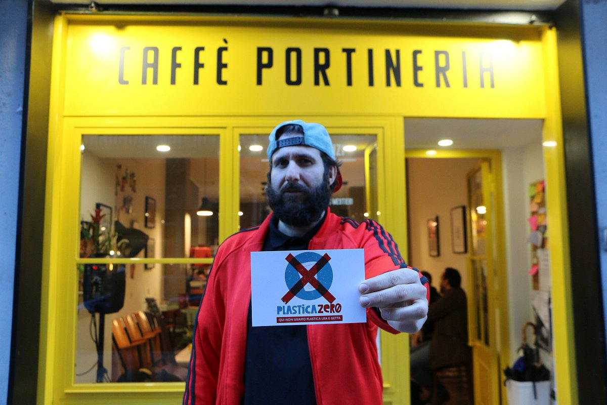 greenpeacebari's tweet photo. Il Caffè Portineria è il primo locale di Bari ad essere #PlasticaZero, ma presto altri se ne aggiungeranno! Se volete partecipare anche con il vostro locale o suggerirne altri, scriveteci a gl.bari.it@greenpeace.org o con un MP qui. #12Aprile .@Greenpeace_ITA https://t.co/wUThtCGlov